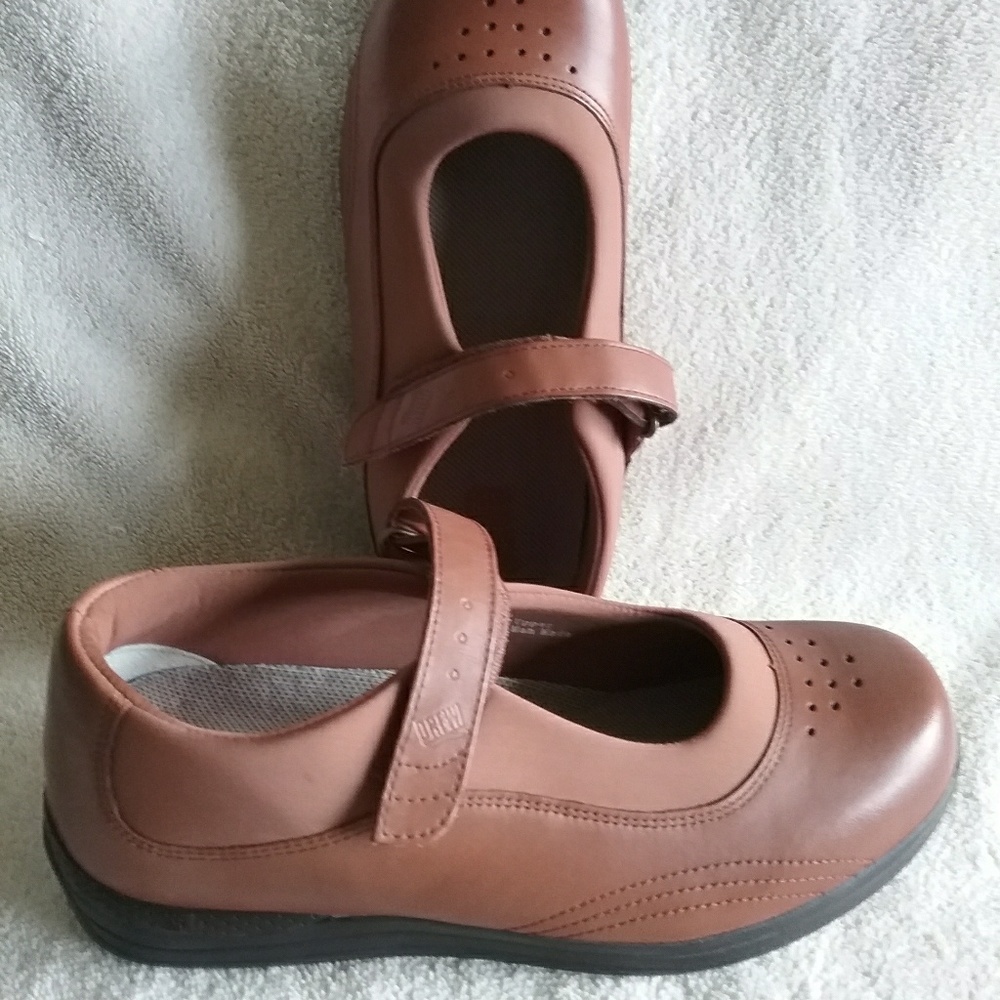 8 1/2 WW leather Drew shoes